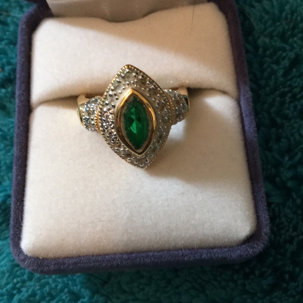 Gorgeous Emerald colored ring from Diamond Candle